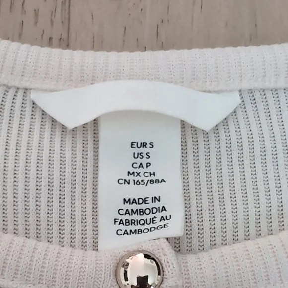 H&M Cream Button-Up Top - Picture 2 of 4